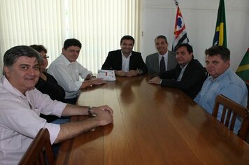 Prefeito de Mococa, Delegado Wanderley, recebe visita de representantes da UNIFAE