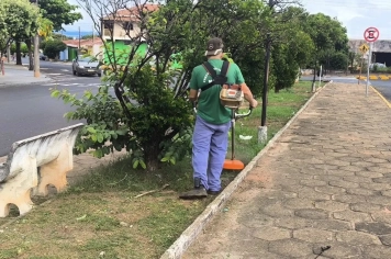 LIMPEZA URBANA SEGUE EM DIVERSOS PONTOS DA CIDADE