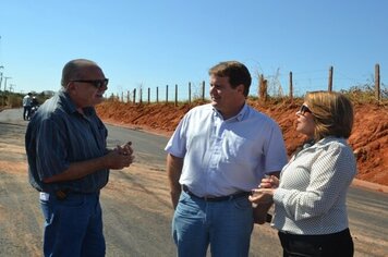 Estrada de acesso aos bairros Palmeirinha e Gildo Geraldo recebe pavimentação