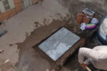 EQUIPE DE SERVIÇOS PÚBLICOS REALIZA MANUTENÇÃO NOS BUEIROS DA CIDADE