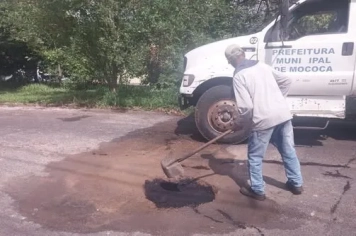 OPERAÇÃO TAPA-BURACOS CONTINUA PELAS RUAS DE MOCOCA!