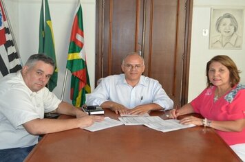 Prefeitura assina convênio com a FUNVIC para oferecer bolsas de estudos aos mocoquenses