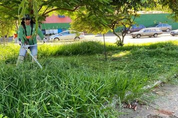 PREFEITURA FAZ MANUTENÇÃO E LIMPEZA EM ÁREAS PÚBLICAS DA CIDADE.