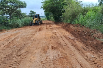  PREFEITURA SEGUE COM MELHORIAS NAS ESTRADAS RURAIS 