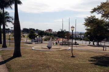 Prefeitura intensifica trabalhos de limpeza e conservação de praças públicas