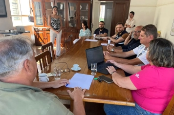 REUNIÃO NO GABINETE DISCUTE ADESÃO AO PROJETO TERRAS VERMELHAS