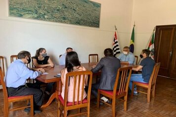 PREFEITO SE REÚNE COM REPRESENTANTES DAS AGÊNCIAS BANCÁRIAS PARA DISCUTIR SOBRE A ORGANIZAÇÃO DOS ATENDIMENTOS