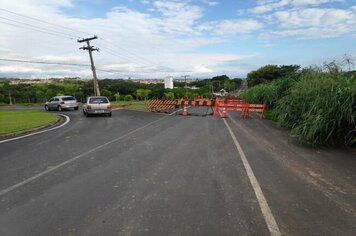 Defesa Civil e DER (Departamento de Estradas de Rodagem) interditam pista de acesso na Avenida Tiradentes