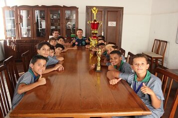 Campeões do Futebol de Salão, categoria Sub 11, visitam o gabinete do prefeito de Mococa