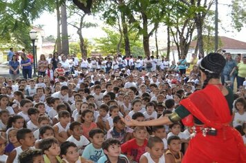 Centenas de alunos participam de evento literário na “Praça do Rosário”