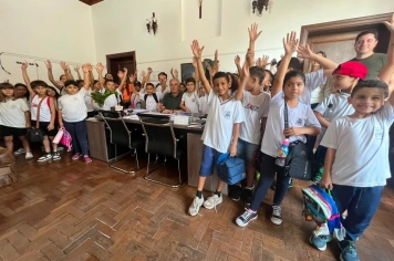 ALUNOS DA ESCOLA BARRETO COELHO REALIZAM VISITA AO GABINETE MUNICIPAL