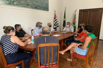 PREFEITO SE REÚNE COM COMERCIANTES.