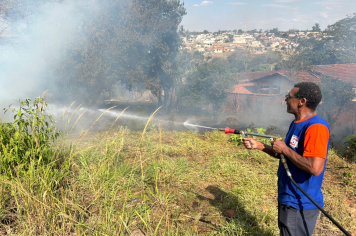 DEFESA CIVIL DE MOCOCA COMBATE INCÊNDIO PRÓXIMO A RESIDÊNCIAS NO BAIRRO MOCOQUINHA
