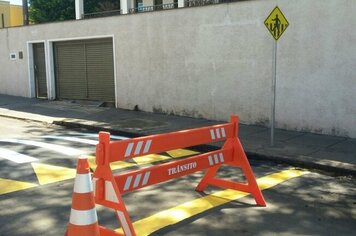 INFORMATIVO - Prefeitura instala lombada elevada na Rua João Anzaloni Filho, no bairro Santa Clara