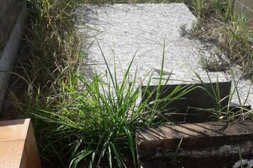 PREFEITURA REALIZA MANUTENÇÃO DO CEMITÉRIO MUNICIPAL.