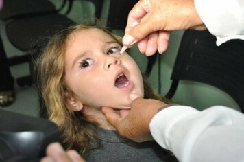 Crianças menores de 5 anos devem ser vacinadas contra o Sarampo e a Paralisia Infantil