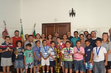 Equipe sub-9 do DERLA conquista medalha de ouro no Campeonato Regional de Futsal