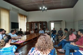 Com base na proteção à vida, saúde e integridade da população de Mococa, ficou DECRETADO que:

É proibido o atendimento presencial no comércio, a partir de 21/03/2020 por prazo indeterminado, sendo permitida a continuidade da venda de produtos através d