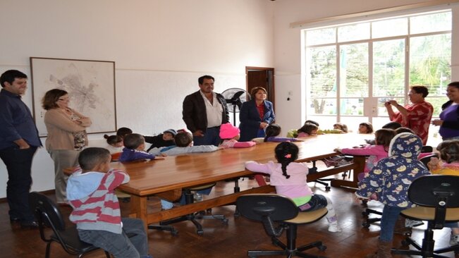 Alunos de São Benedito das Areias visitam o gabinete da Prefeita