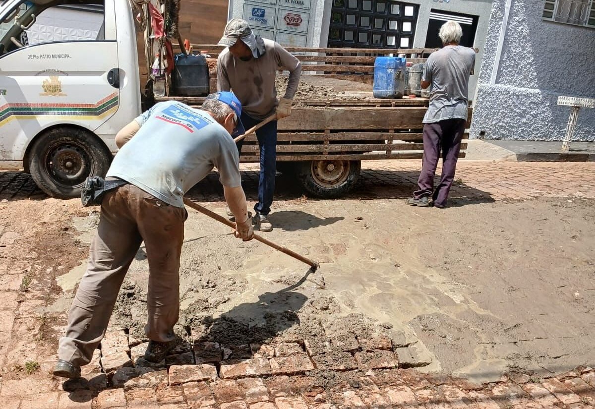 MANUTENÇÃO NAS RUAS COM PARALELEPÍPEDO