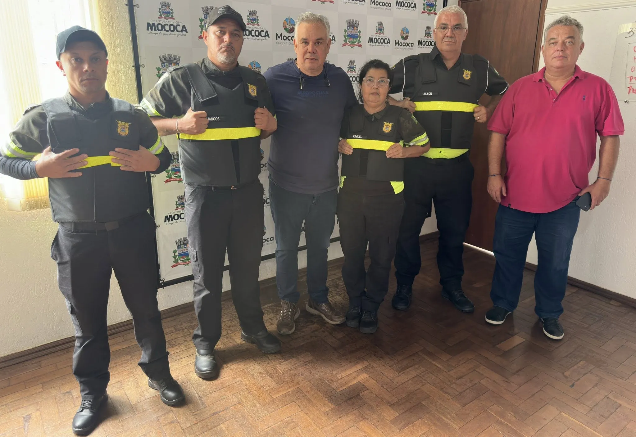 PREFEITURA DE MOCOCA INVESTE EM SEGURANÇA E ENTREGA NOVOS COLETES AOS AGENTES DE TRÂNSITO