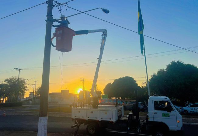 MOMENTO HISTÓRICO - ILUMINAÇÃO DE LED COMEÇA A SER IMPLANTADA EM MOCOCA 