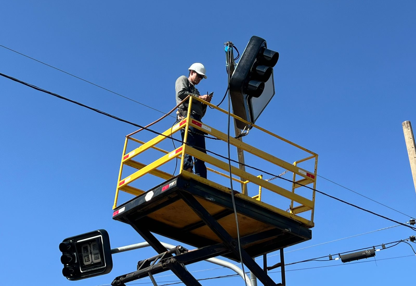 PREFEITURA INICIA A MANUTENÇÃO E O REPARO EM SEMÁFOROS DA CIDADE
