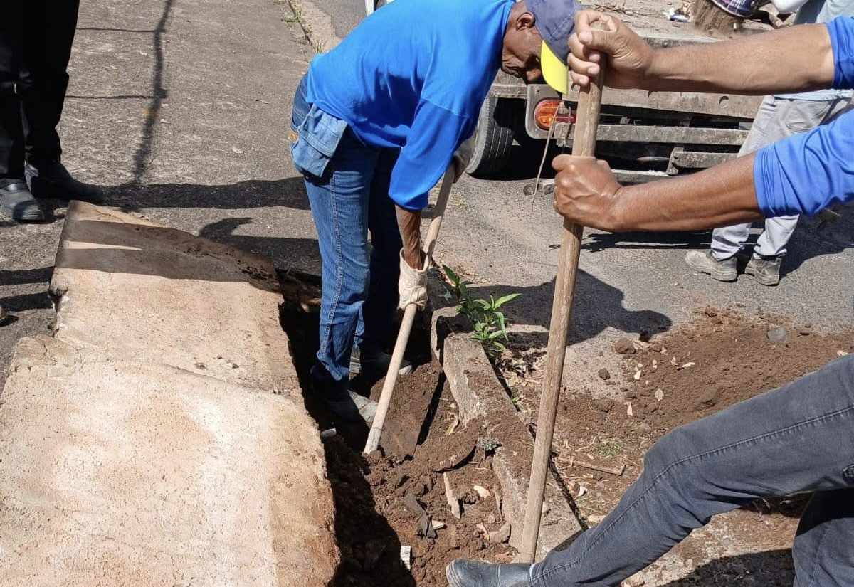  TRABALHO DE DESOBSTRUÇÃO DE BUEIROS SEGUE PELOS BAIRROS DE MOCOCA