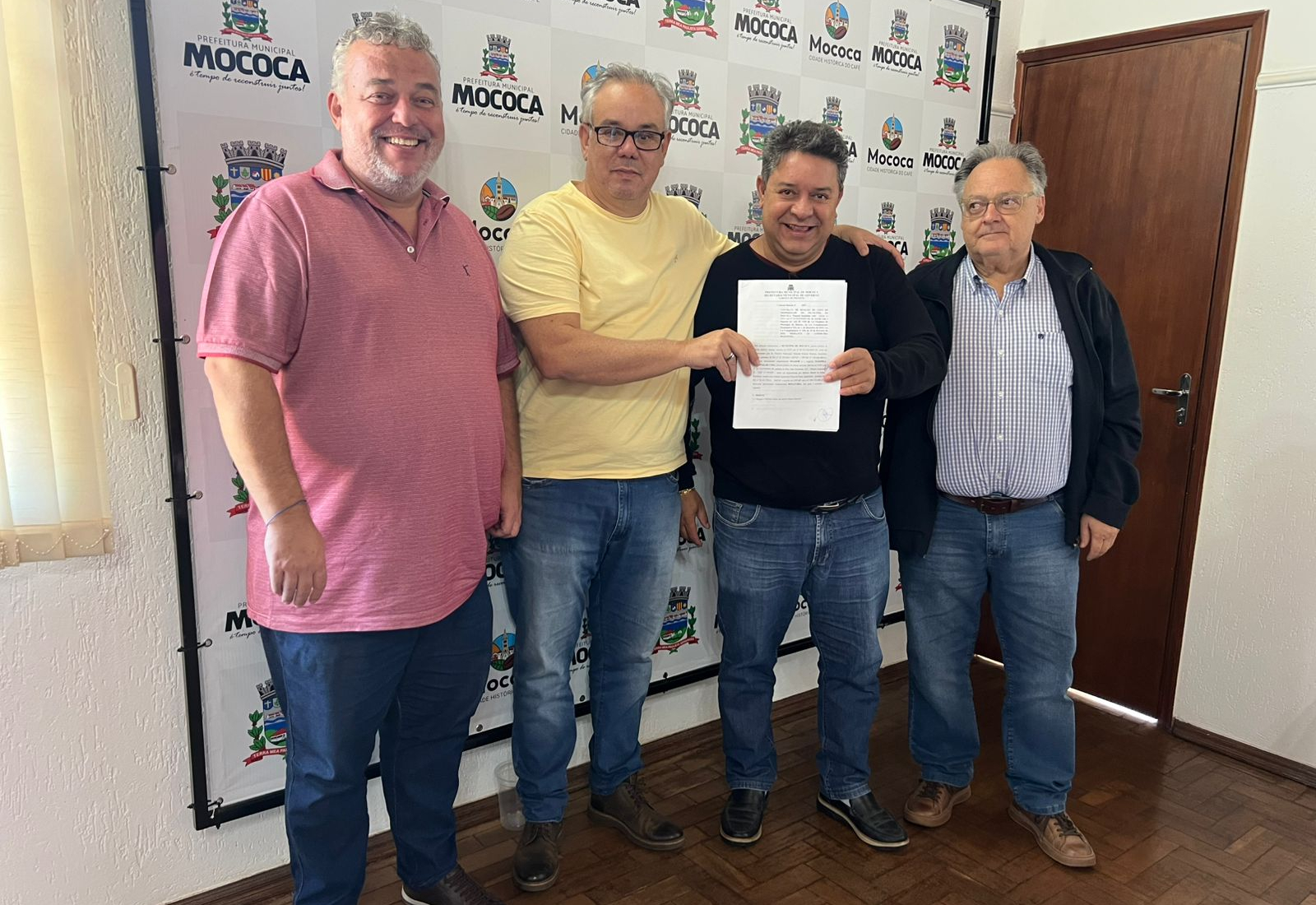 PREFEITURA MUNICIPAL DE MOCOCA REALIZA ASSINATURA DE CONTRATO DA DOAÇÃO DE TERRENOS PARA 3 EMPRESAS