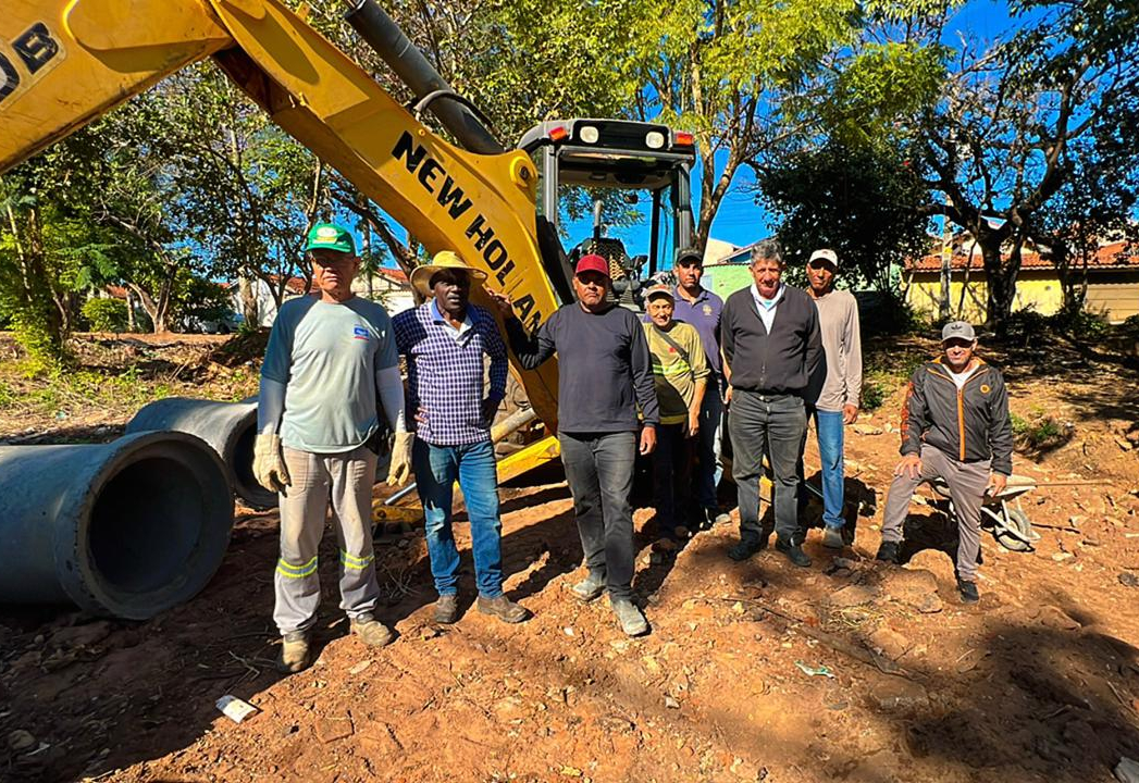 DEPOIS DE ANOS DE ESPERA! OBRA DE DRENAGEM ATENDE ANTIGA REIVINDICAÇÃO DE MORADORES DO BAIRRO NENÊ PEREIRA LIMA 