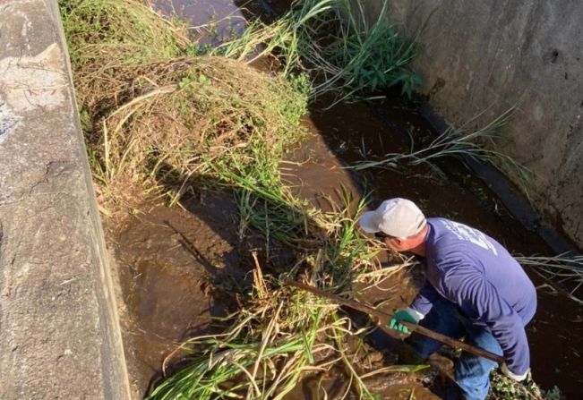 PREFEITURA REALIZA LIMPEZA NO CÓRREGO DO GRANITO.