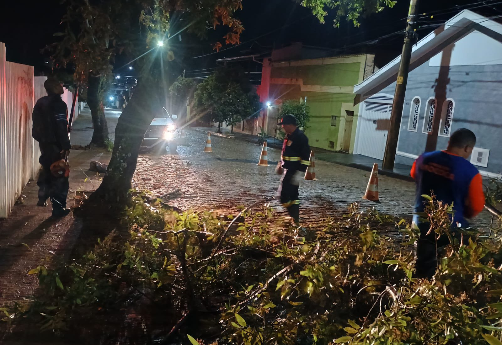 DEFESA CIVIL E EQUIPES DA PREFEITURA ATUAM DE FORMA INTENSA APÓS CHUVA FORTE