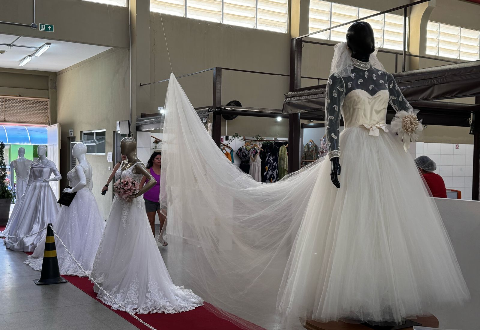 EXPOSIÇÃO DE VESTIDOS DE NOIVA E CELEBRAÇÃO AO DIA DAS MÃES NO MERCADO MUNICIPAL