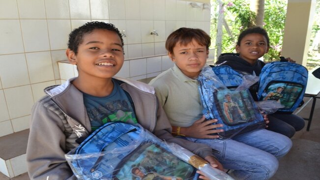 Alunos da escola “Aspase” recebem mochilas