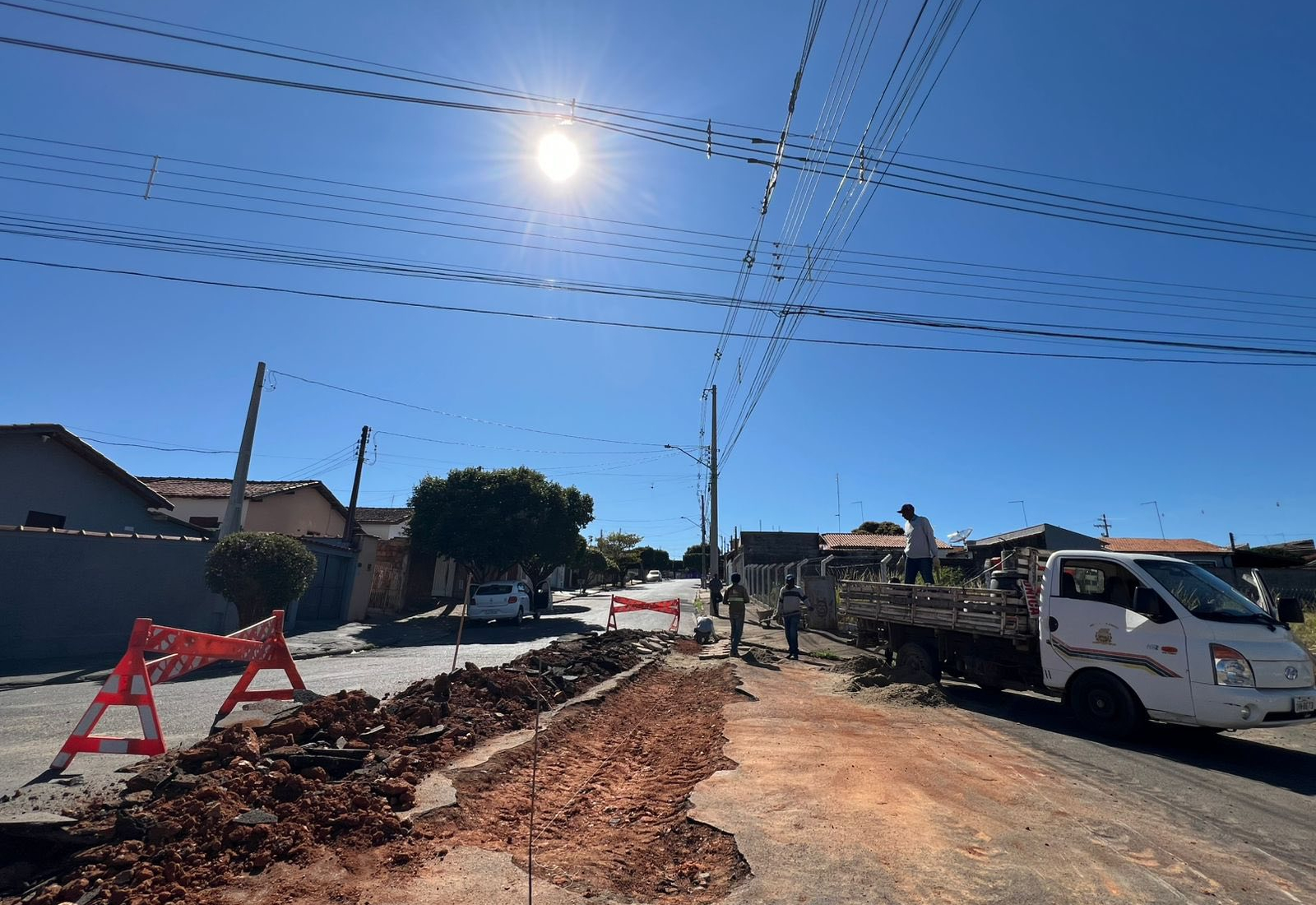  EQUIPE DA PREFEITURA INICIA MAIS UMA MELHORIA DE SARJETA NA COHAB II