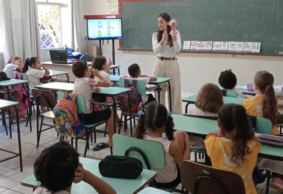  DIA B DE PREVENÇÃO À SAÚDE BUCAL SEGUE LEVANDO CUIDADO E ORIENTAÇÃO AOS ESTUDANTES