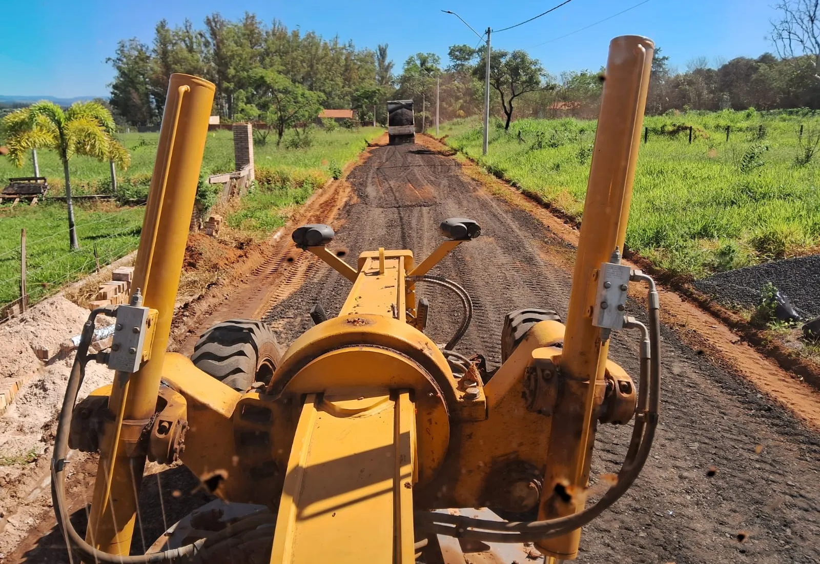 ESTRADAS RECEBEM MELHORIAS E SEGUEM AVANÇANDO EM MOCOCA
