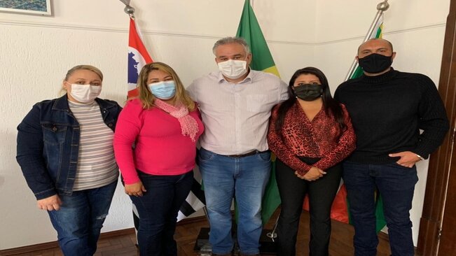 PREFEITURA MUNICIPAL DE MOCOCA FAZ PARCERIA COM CASA RENASCER DE PIRASSUNUNGA.

Na tarde desta quarta-feira, 21, no Gabinete Municipal o prefeito Eduardo Barison e Valdirene Miranda diretora do Departamento de Desenvolvimento Social receberam a visita d