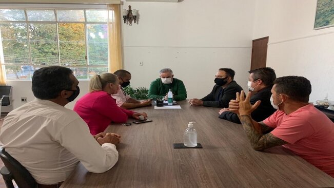 PREFEITURA MUNICIPAL RECEBE VISITA DO DEPUTADO FEDERAL HENRIQUE DO PARAÍSO.