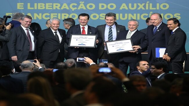 Em viagem à Brasília, prefeito de Mococa assina “Internet para Todos” e solicita recursos para o município