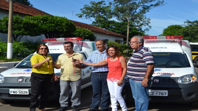 Prefeita faz a entrega de duas novas ambulâncias ao município