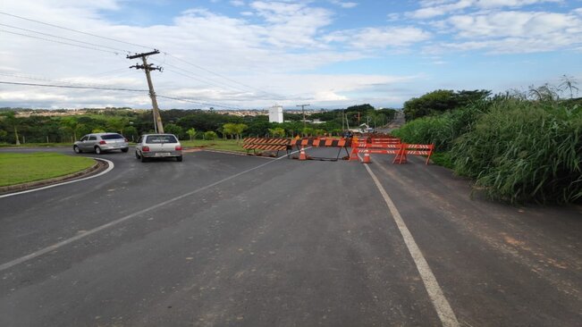 Defesa Civil e DER (Departamento de Estradas de Rodagem) interditam pista de acesso na Avenida Tiradentes