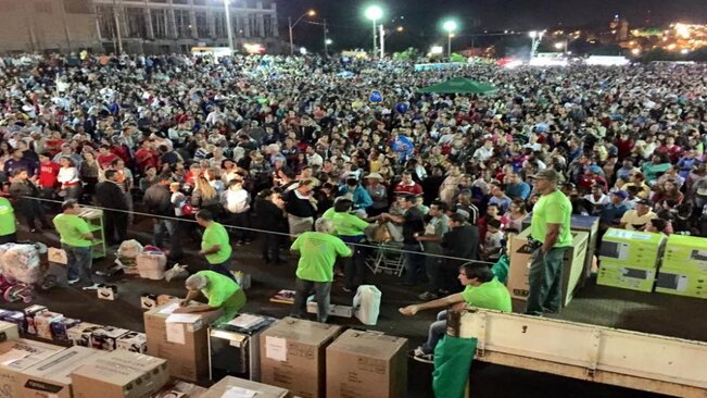 Festa do Trabalhador atrai milhares de pessoas nas Quadras da Cidadania