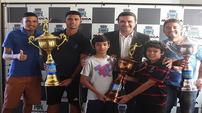 Prefeito de Mococa recebe atletas do Mococa Esporte Clube após conquistas da 2ª Copa de Futebol de Pirassununga