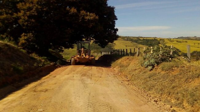 Departamento de Agricultura e Meio Ambiente realiza manutenção em estradas rurais municipais >>>