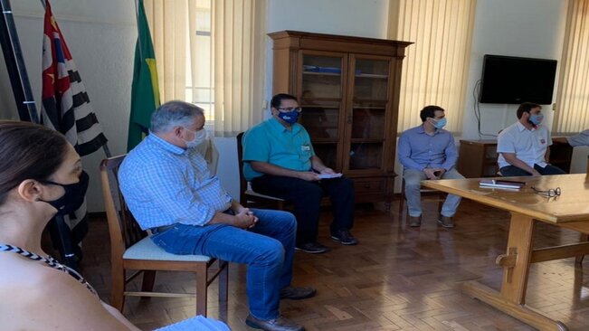 PREFEITO REALIZA REUNIÃO COM REPRESENTANTES DOS SUPERMERCADOS DE MOCOCA