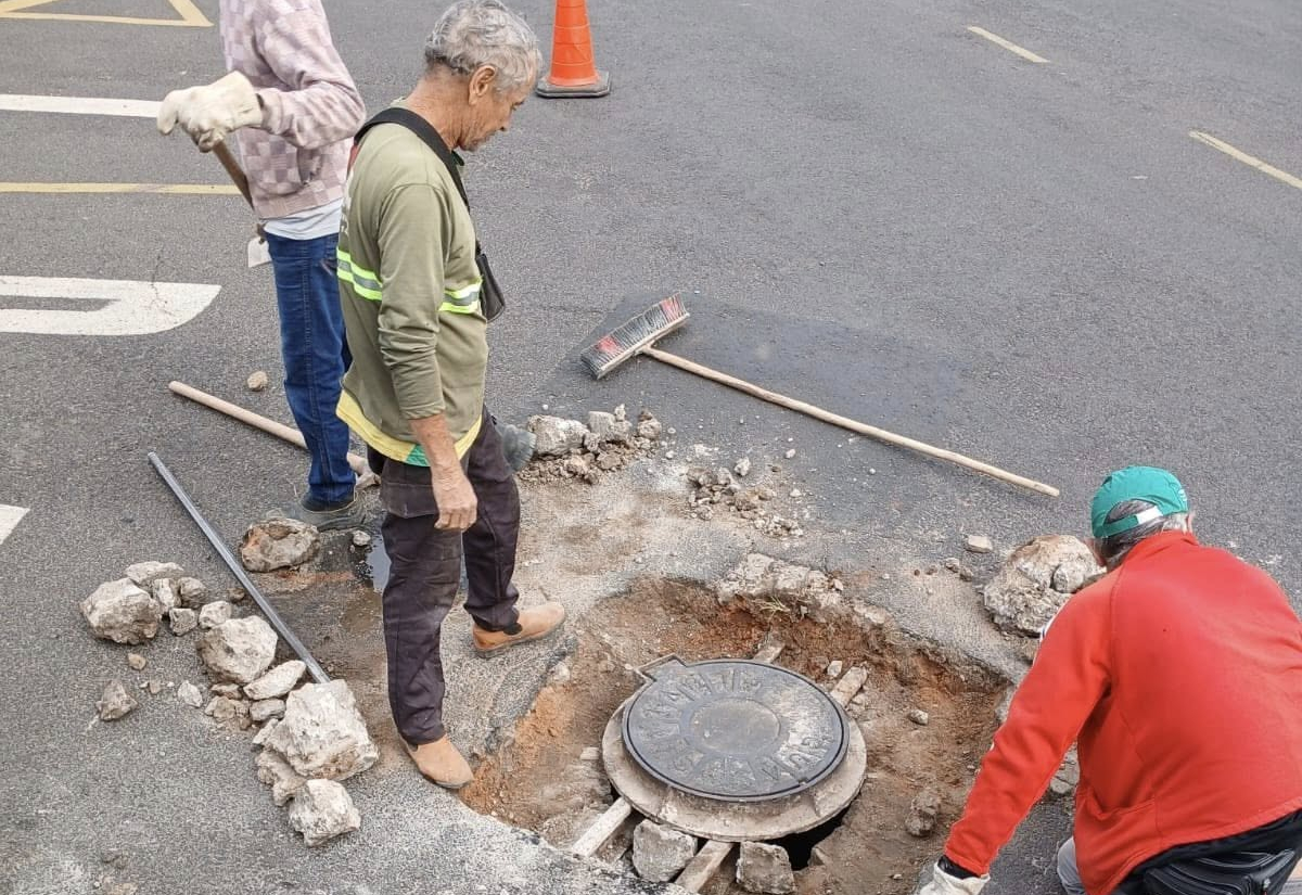  EQUIPE DA PREFEITURA REALIZA SERVIÇO DE REPARO DE TAMPA DE BUEIRO PELAS RUAS DE MOCOCA