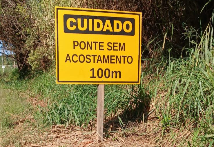  PREFEITURA INICIA SERVIÇO DE SINALIZAÇÃO PARA O DESVIO DA PONTE QUE FICA NA VICINAL QUE LIGA MOCOCA A IGARAÍ