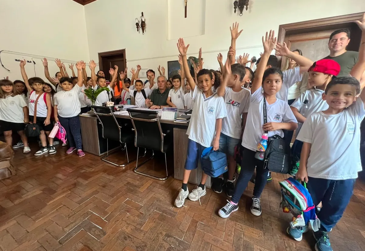 ALUNOS DA ESCOLA BARRETO COELHO REALIZAM VISITA AO GABINETE MUNICIPAL