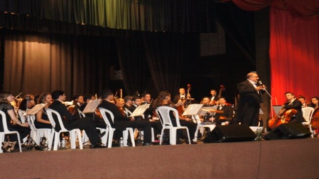 Orquestra Sinfônica faz apresentação no Teatro e emociona o público